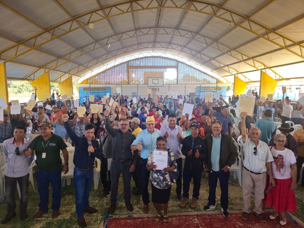minas-entrega-156-titulos-de-propriedade-rural-em-jequitinhonha,-apos-34-anos-de-espera